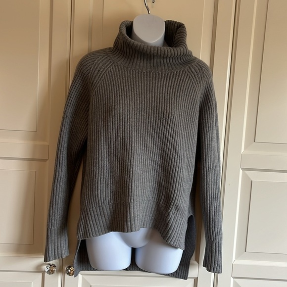 Wilfred Free Lin Grey Sweater High Low Hem 100% Merino Wool
Turtleneck Size S - Picture 8 of 15